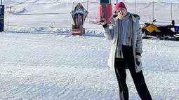 Saat mengunjungi Mount Erciyes, Risty tampil dengan mengenakan kerudung panjang yang dipadukan dengan coat musim dingin, lengkap dengan hat scarf dan syal. Penampilannya cocok untuk dijadikan inspirasi outfit winter. Dia tampak penuh senyum dan begitu menikmati momen saat berpose di hamparan salju. (Liputan6.com/IG/@ristytagor)