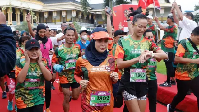 4 Item Fashion yang Wajib Dikenakan Siti Atikoh, Istri Ganjar Pranowo untuk Tampil Modis Saat Berolahraga