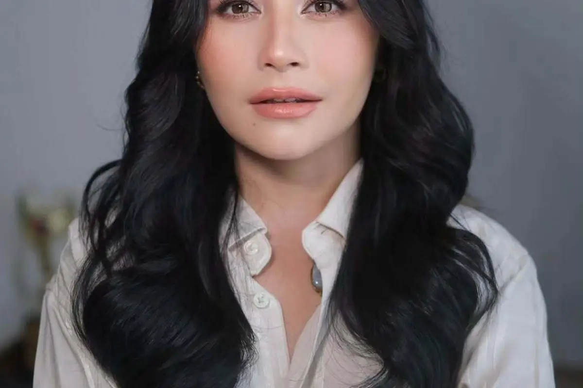 Lembut dan Elegan, Prilly Latuconsina Tampil Memesona dengan Riasan Soft Peach Look Karya Rhay David