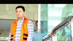 Direktur PT Papua Indah Perkasa Teddy Renyut saat keluar dari gedung KPK, Senin (11/8/2014) (Liputan6.com/Panji Diksana)