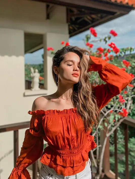 Sampai sekarang ini memang belum bisa dipastikan aman untuk berada di luar rumah, namun Cinta Laura berharap semuanya akan baik-baik saja. Terutama kesehatan pada dirinya sendiri. (Instagram/claurakiehl)