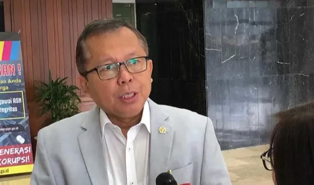 Anggota Komisi III DPR RI Arsul Sani meminta polemik KPK dengan TNI atas penetapan tersangka Kabasarnas diakhiri. Menurut Arsul, kasus ini harus terus diproses sesuai dengan prosedur.