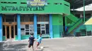 Sejumlah anak bermain di halaman Masjid Masjid Mubasysyrin di Jalan Karbela Selatan, Setiabudi, Jakarta Selatan, Minggu (26/2). (Liputan6.com/Yoppy Renato)