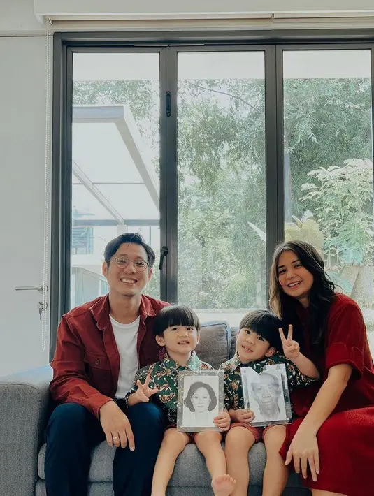 Outfit merah juga jadi pilihan dari keluarga Junior Liem. Terlihat dia mengenakan kemeja merah dengan celana hitam. Sementara itu Putri Titian mengenakan dress merah selutut. (Instagram/juniorliem).