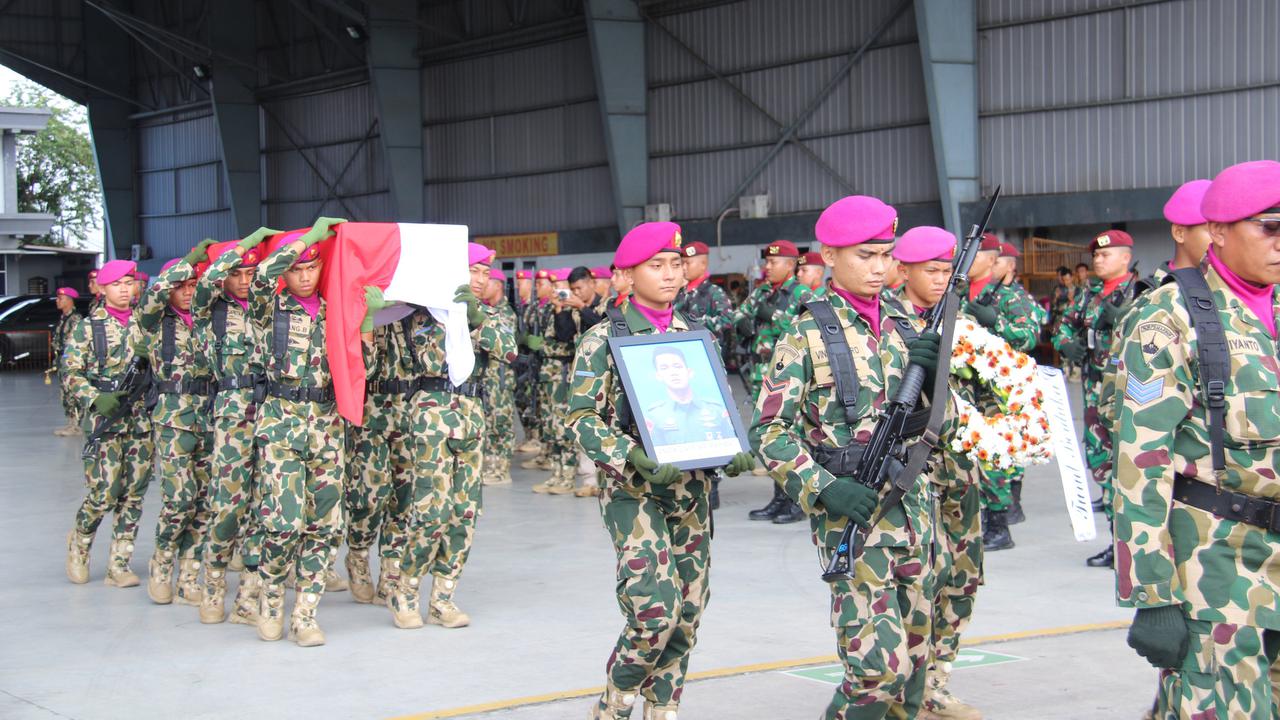 TNI AL Lepas Jenazah Satu Prajurit Marinir, Total 14 Korban Longsor Cisarua Bandung Ditemukan