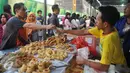 Pedagang melayani konsumen yang membeli makanan untuk berbuka puasa di pasar takjil Bendungan Hilir, Jakarta Pusat, Senin (6/6). (Liputan6.com/Gempur M Surya)