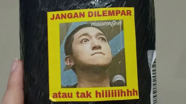 6 Potret Kocak Peringatan Barang di Paket Ini Bikin Geleng Kepala