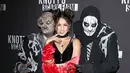 Vanessa Hudgens, tak terlihat takut saat mengunjungi acara 'Knots Scary Farm', ia asik berfoto dengan 2 orang yang berkostum seram tersebut. (doc.Hollywoodlife.com)