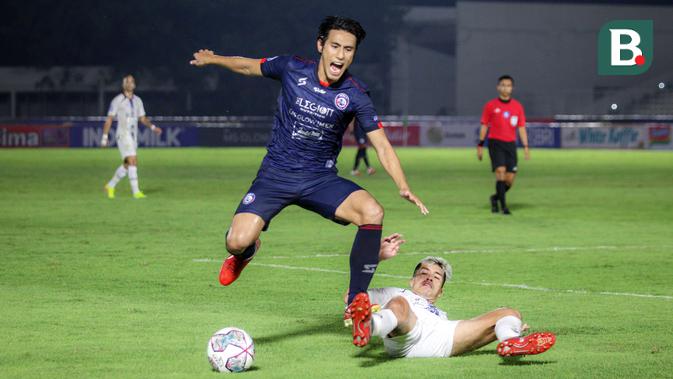 Pemain Arema FC, Hanif Sjahbandi (kiri) berebut bola dengan penyerang PSIS Semarang, Jonathan Zorilla saat laga pekan keempat BRI Liga 1 2021/2022 di Stadion Madya, Jakarta. Arema FC harus puas bermain imbang tanpa gol saat bersua PSIS Semarang. (Bola.com/Bagaskara Lazuardi)