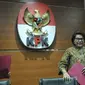 Wakil Ketua KPK Basaria Panjaitan (kanan) dan Juru bicara KPK Febri Diansyah (kiri) jelang memberikan keterangan tentang penetapan tersangka kasus korupsi penerbitan SKL BLBI di Gedung KPK, Jakarta, Selasa (25/4). (Liputan6.com/Helmi Afandi)