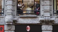 Gelandang asal Kroasia milik AC Milan, Luka Modric (atas kanan), melambaikan tangan kepada para penggemar di Milan, Italia, Senin, 4 Agustus 2025. (Marco Ottico/LaPresse via AP)
