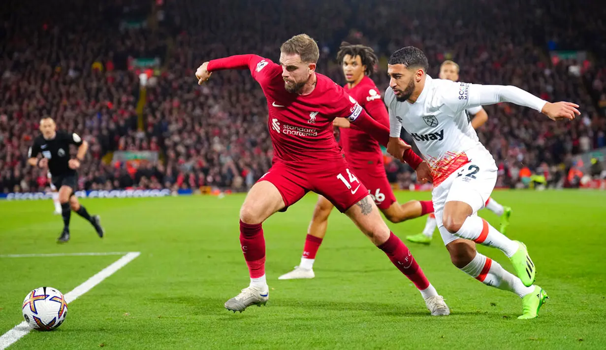 Pemain Liverpool Jordan Henderson (kiri) berebut bola dengan pemain West Ham United Said Benrahma pada pertandingan sepak bola Liga Inggris di Stadion Anfield, Liverpool, Inggris, 19 Oktober 2022. Liverpool mengalahkan West Ham United dengan skor 1-0. (AP Photo/Jon Super)