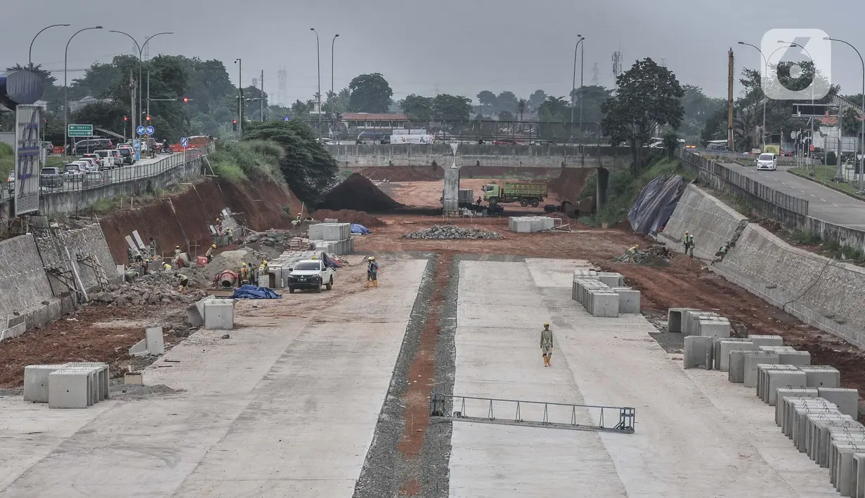 Aktivitas pekerja menyelesaikan proyek Tol Cijago seksi 3 ruas Limo-Kukusan, Tanah Baru, Depok, Jawa Barat, Minggu (3/10/2021). Dirut PT Translingkar Kita Jaya Hilman Muchsin mengungkapkan proyek Tol Cijago seksi 3 ruas Cinere-Limo ditargetkan beroperasi Februari 2022. (merdeka.com/Iqbal S. Nugroho)