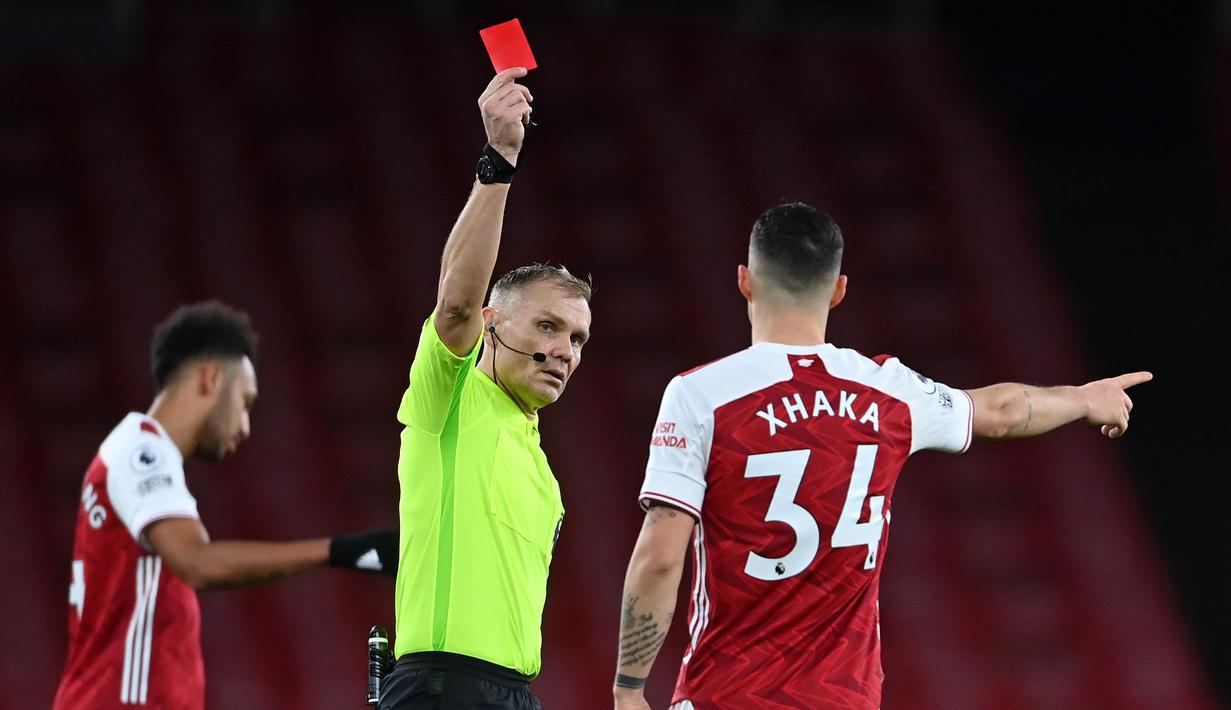 Gelandang Arsenal, Granit Xhaka, mendapat kartu merah saat melawan Burnley pada laga Liga Inggris pada laga Liga Inggris di Stadion Emirates, Senin (14/12/2020). Arsenal takluk 0-1 dari Burnley. (Laurence Griffiths/Pool/AFP)
