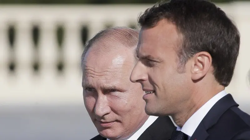 Presiden Rusia Vladimir Putin dan Presiden Emmanuel Macron