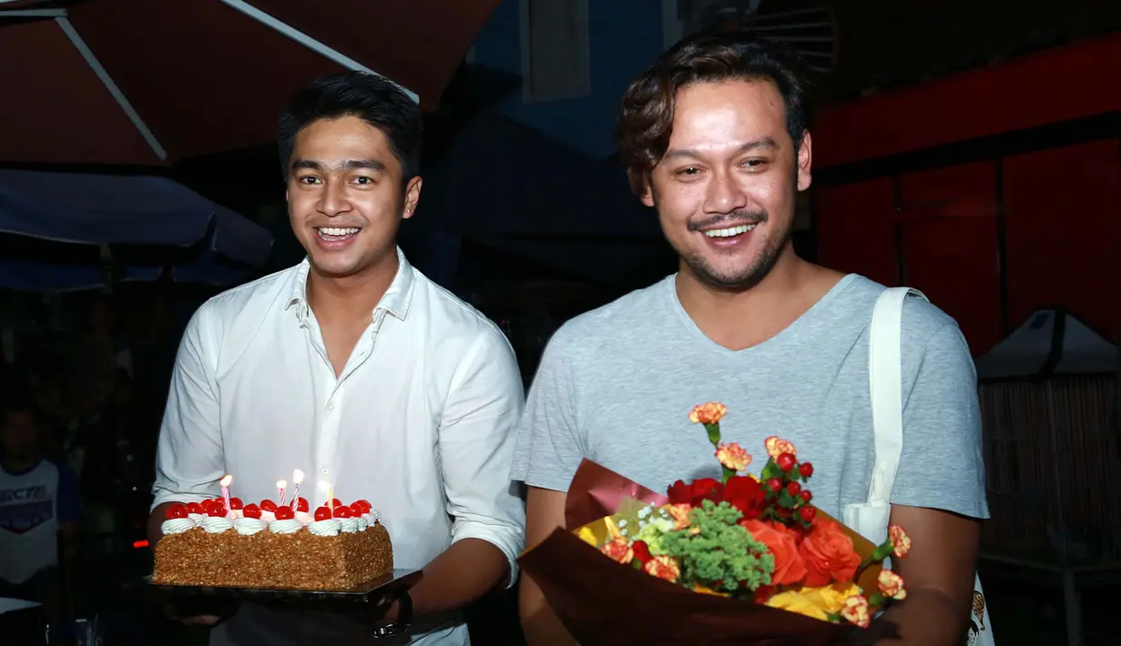 Pemeran dalam Sitkom Tetangga Masa Gitu, Dwi Sasono dan Deva Mahenra datang memberikan surprise pada perayaan ulang tahun Bunda Iffet kali ini. (Deki Prayoga/Bintang.com)