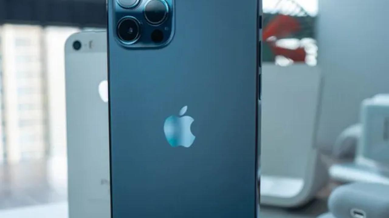 Di satu sisi menurut Alfons, banyak masyarakat Indonesia terobsesi dengan ponsel iPhone hanya saja terbentur dengan harga yang mahal jika membeli secara legal.