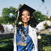 Pendidikan adalah salah satu investasi yang memiliki dampak postif bagi setiap orang, termasuk perempuan (foto: Pexels/Joshua Mcknight)