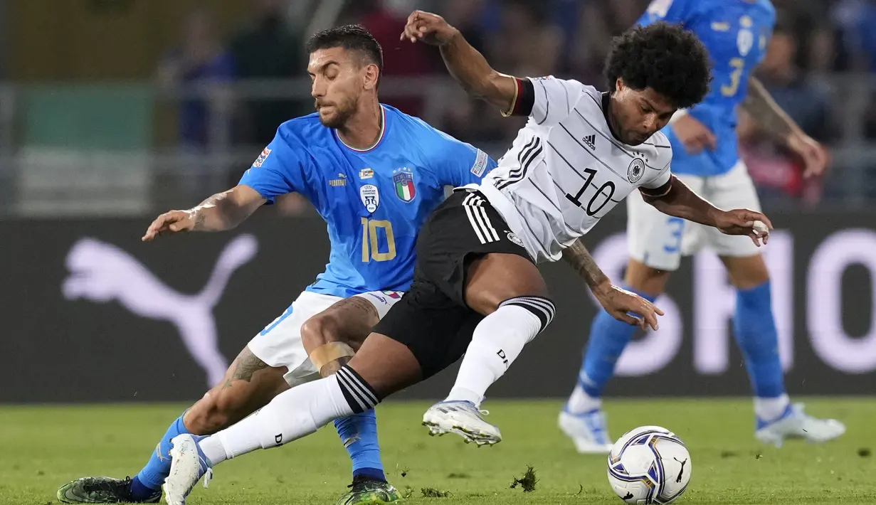 Gelandang timnas Jerman Serge Gnabry (kanan) berebut bola dengan gelandang Lorenzo Pellegrini pada matchday pertama UEFA Nations League A Grup 3 di Renato Dall'Ara, Minggu (6/5/2022) dini hari WIB. Jerman bermain imbang melawan Italia dengan skor 1-1. (AP Photo/Antonio Calanni)