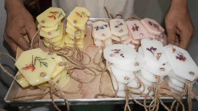 Produk lilin sekaligus pengharum ruangan Giriwangi.