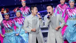 Finalis ajang dangdut D'Academy2,  Irwan (kiri) dan Danang saat memeriahkan malam puncak Puteri Muslimah 2015 di Studio 6 Emtek City, Jakarta, Rabu (13/5) malam. (Liputan6.com/Faisal R Syam)