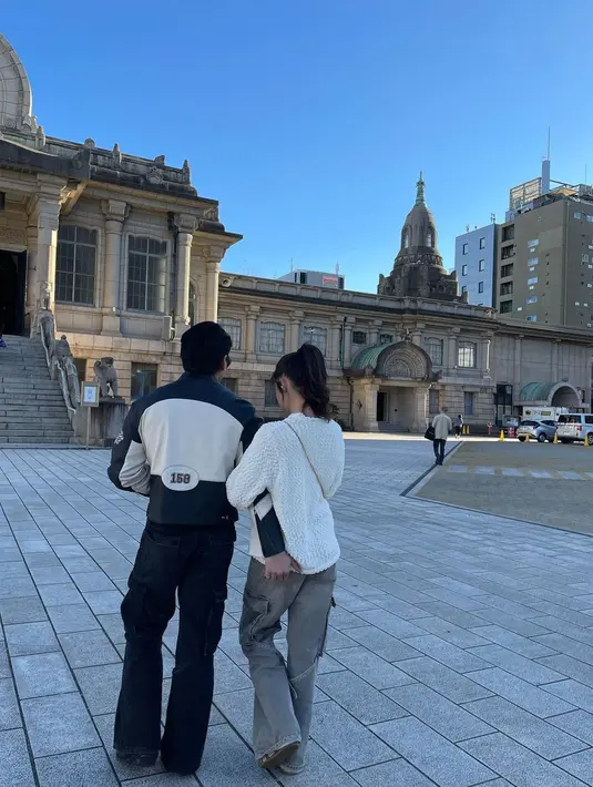 Jefri Nichol tampak memadukan celana cargo warna hitam dengan jaket racing.  [@jefrinichol]