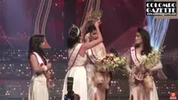 Mahkota pemenang kontes kecantikan di Sri Lanka, Mrs. Sri Lanka, ketika dicopot paksa oleh Mrs. World Caroline Jurie. (Tangkapan Layar YouTube/Colombo Gazette)