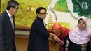 Siti Aisyah mencium tangan Menteri Luar Negeri Retno Marsudi di Kemenlu, Jakarta, Senin (11/3). Siti Aisyah kembali ke Indonesia setelah dibebaskan Pengadilan Tinggi Shah Alam terkait kasus dugaan pembunuhan Kim Jong-Nam. (Liputan6.com/Johan Tallo)