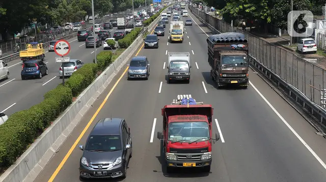 Sejumlah truk melintas di jalan tol di kawasan Jakarta, Senin (19/12/2022). Pemerintah akan membatasi pergerakan angkutan barang bagi truk-truk besar baik yang melewati jalan tol atau jalan arteri pada masa libur Natal 2022 dan Tahun Baru 2023 (Nataru). (Liputan6.com/Angga Yuniar)