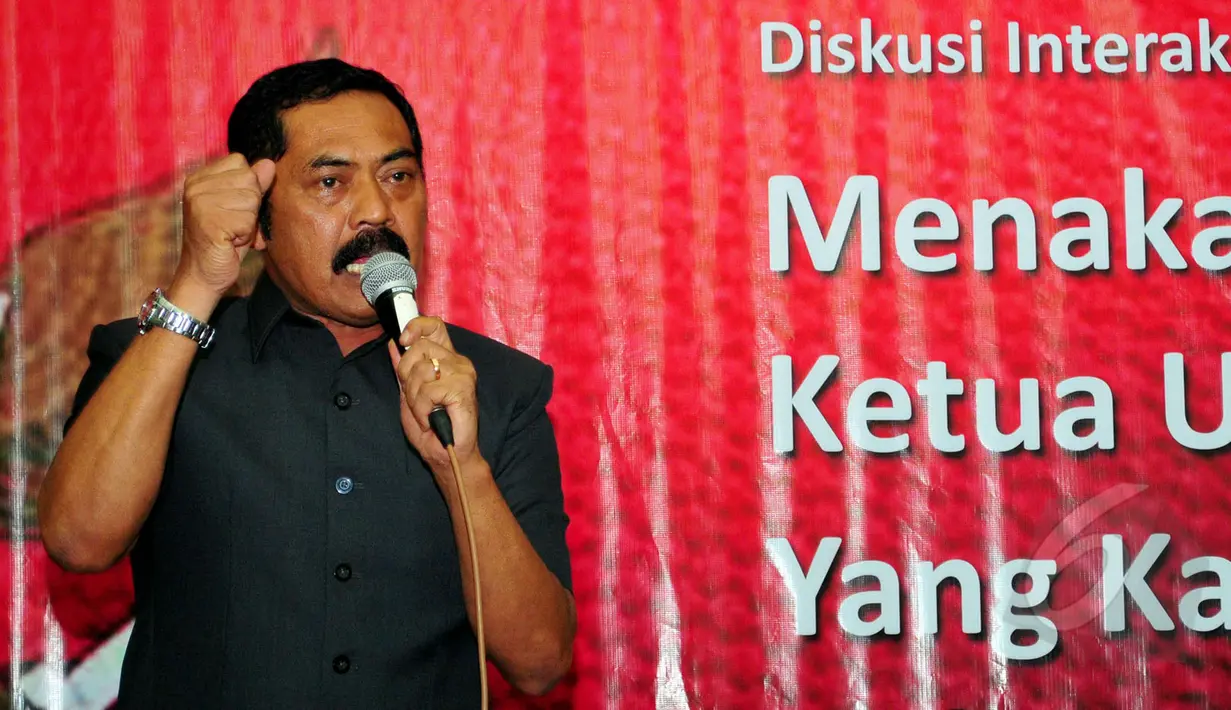 Walikota Solo, FX Hadi Rudyatmo menyempatkan hadir dan menjadi pembicara pada diskusi interaktif 'Menakar Calon Ketua Umum PSSI Yang Kapabel' di Gedung Serbaguna, Senayan, Jakarta, Selasa (14/4/2015). (Liputan6.com/ Yoppy Renato)