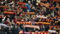 Suporter AS Roma, memberikan dukungan kepada timnya saat melawan SSC Napoli pada lanjutan Serie A Italia di Stadion Olympico, Roma, Senin (25/4/2016) WIB.  (AFP/Gabriel Bouys)