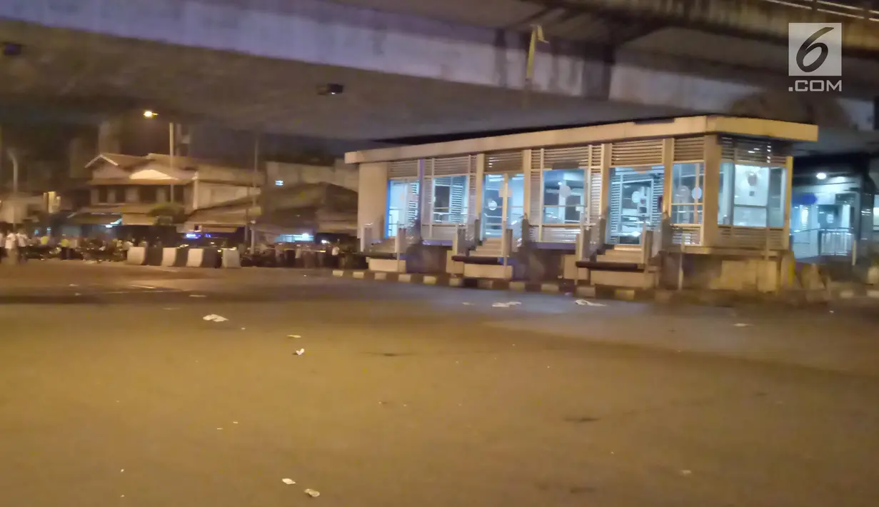 Halte Transjakarta di Kampung Melayu tempat terjadinya bunyi ledakan, Jakarta, Rabu (24/5). Petugas masih melakukan penyisiran di sekitar lokasi. (Liputan6.com/Herman Zakharia)