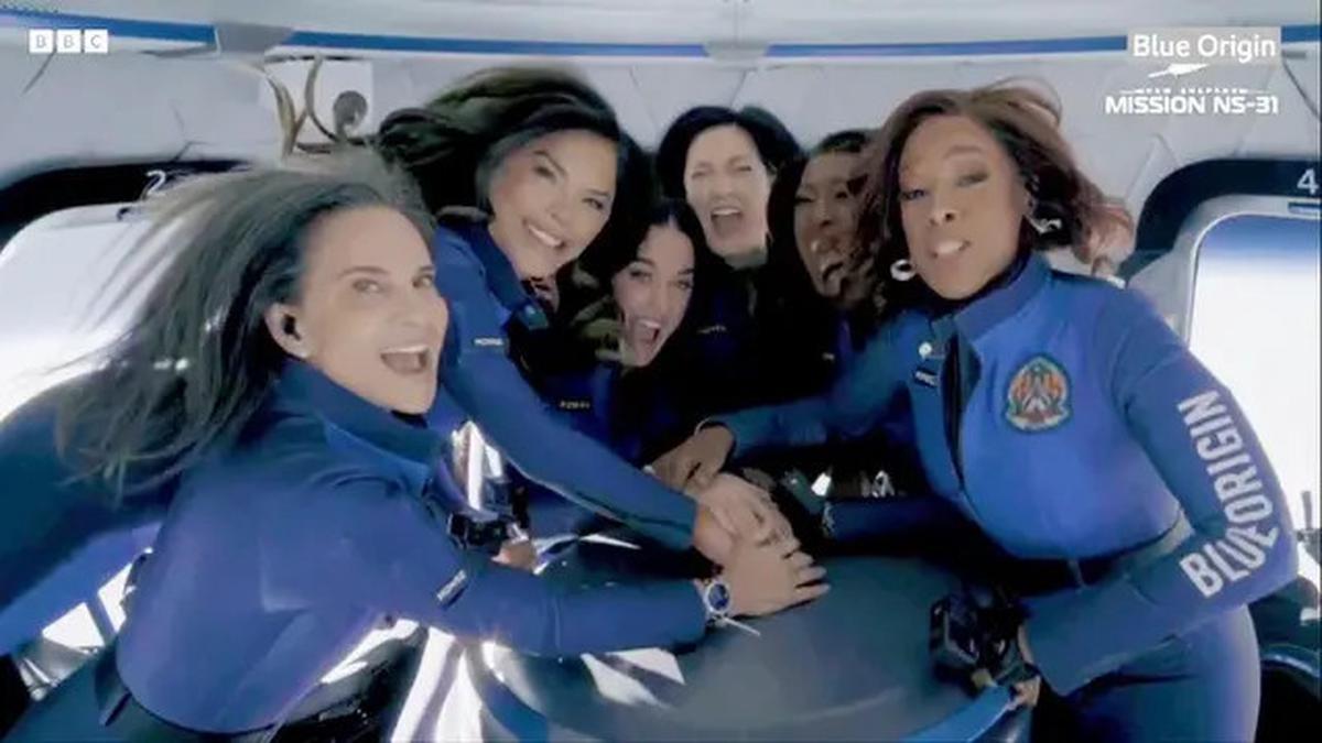6 Potret Katy Perry Saat di Luar Angkasa, Bawa Bunga Daisy Penuh Makna