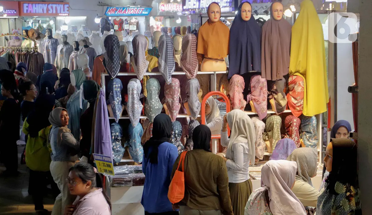Warga memadati Pasar Tanah Abang blok A untuk memilih dan mencari ragam busana lebaran. (Liputan6.com/Herman Zakharia)