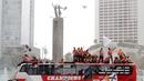 Pemain Persija Jakarta bersama The Jakmania melakukan pawai merayakan gelar Piala Liga 1 musim 2018 di Bundaran HI, Jakarta, Sabtu (15/12). Persija berhasil juara Liga 1 usai mengalahkan Mitra Kukar. (Bola.com/Yoppy Renato)