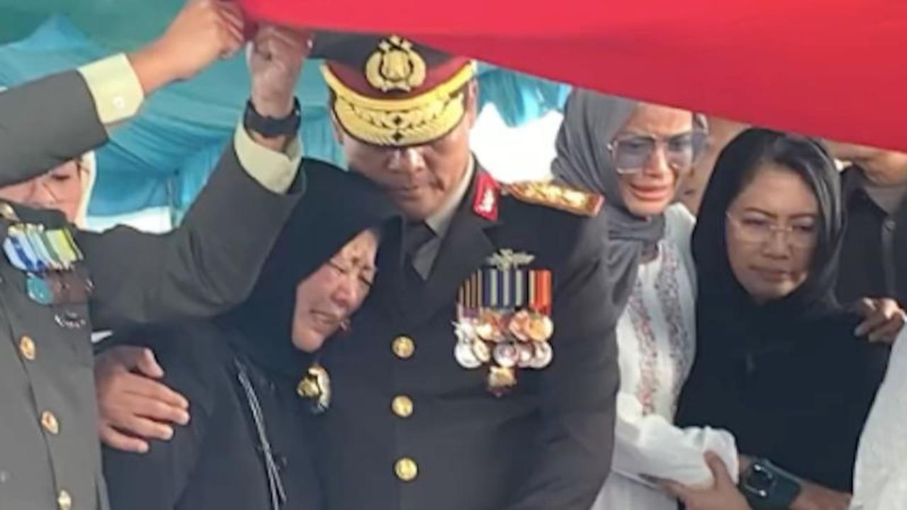 Momen Ayah Irjen Krishna Murti Dimakamkan Secara Militer, Suara Sang Anak Jenderal TNI saat Bacakan Riwayat Hidup Penuh Haru