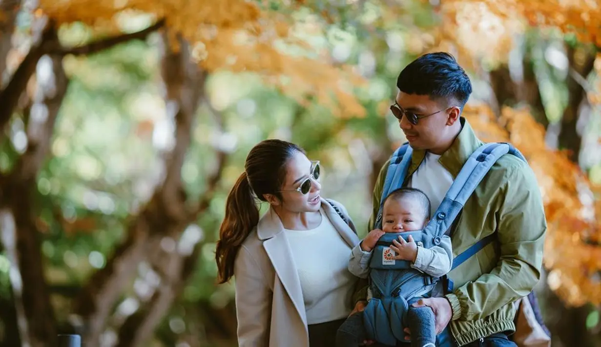 Bukan hanya itu, Nikita Willy bersama suami dan anaknya juga sering mengenakan busana senada. Tak ketinggalan untuk membuat penampilannya semakin menawan, Nikita Willy dan Indra Priawan kompak memakai kacamata hitam.(Liputan6.com/IG/@nikitawillyofficial94)