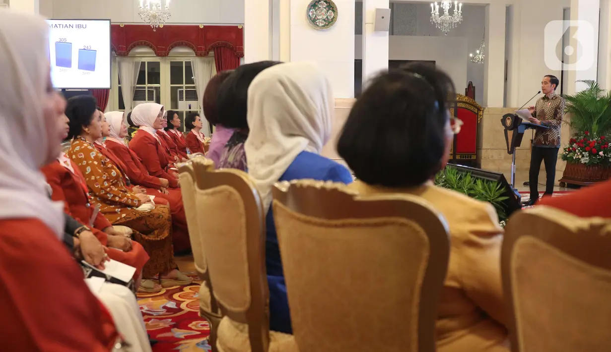 Presiden Joko Widodo atau Jokowi (kanan) memberikan sambutan saat membuka Kongres XXV Wanita Indonesia (KOWANI) di Istana Negara, Jakarta, Selasa (3/12/2019). Dalam kongres tersebut juga dilakukan pemilihan calon ketua umum Kowani yang baru. (Liputan6.com/Angga Yuniar)