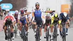 Pebalap Quickstep-Alpha Vinyl, Mark Cavendish berhasil memecahkan rekor baru di ajang balap sepeda klasik tertua Miano-Torino pada Rabu (16/03/2022). (La Presse via AP/Gian Mattia D'Alberto)