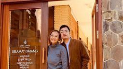 Dennis menikah dengan Fauzia Vina Soraya yang adalah manajernya. Pernikahan mereka digelar sederhana dan hanya mengundang kerabat terdekat saja pada 18 Februari 2017. (Liputan6.com/IG/@vinachanchan)