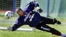 Bernard Lama. Kiper ini menjadi pemain tertua Timnas Prancis sepanjang sejarah Euro saat tampil di Piala Eropa 2000. Ia berusia 37 tahun, 7 bulan dan 13 hari saat menghadapi Belanda pada fase grup, 20 Juni 2000 dan mampu mempersembahkan gelar juara. Total mengoleksi 44 caps. (AFP/Gabriel Bouys)