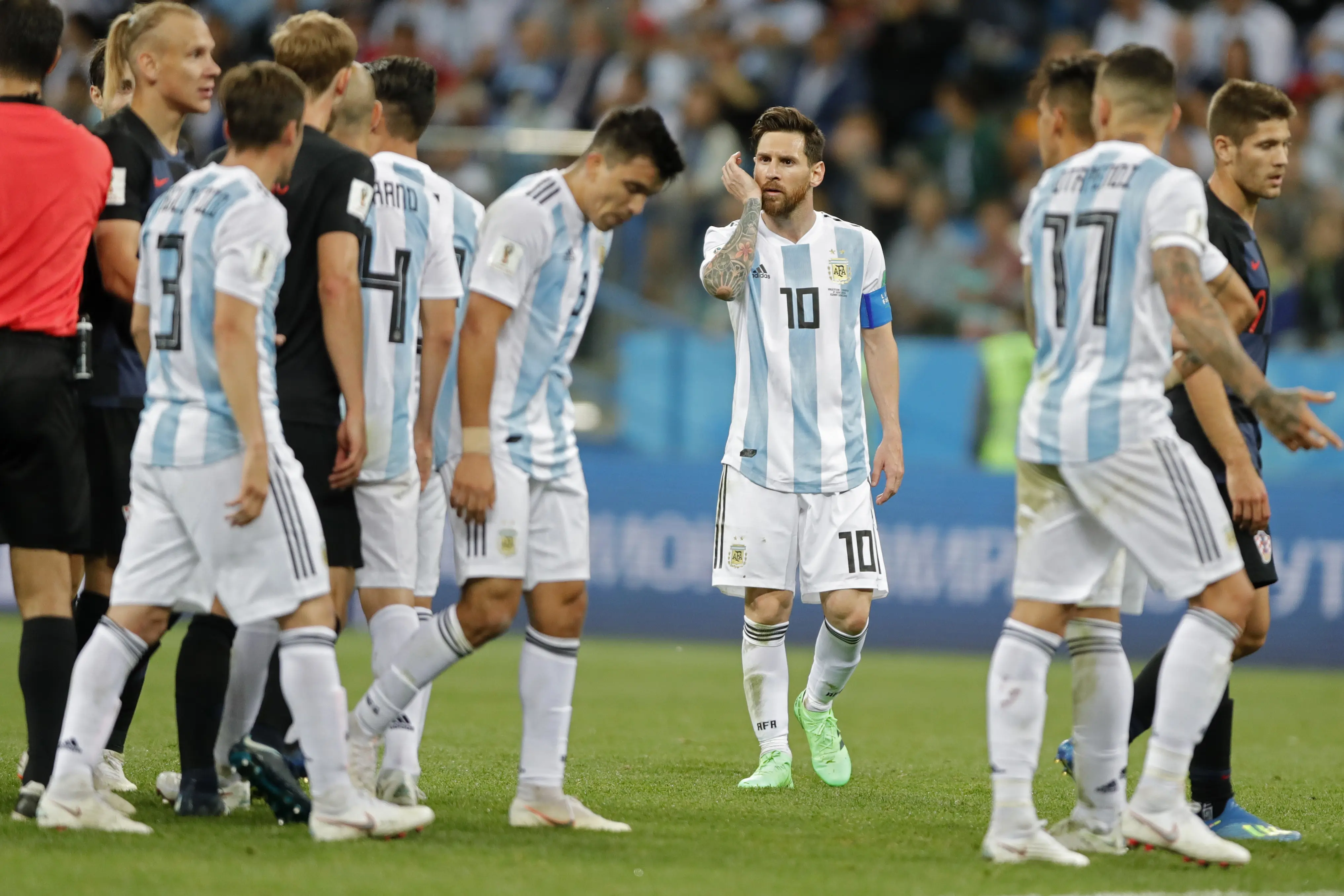 Para pemain timnas Argentina setelah dilumat Kroasia. (AP Photo/Ricardo Mazalan)