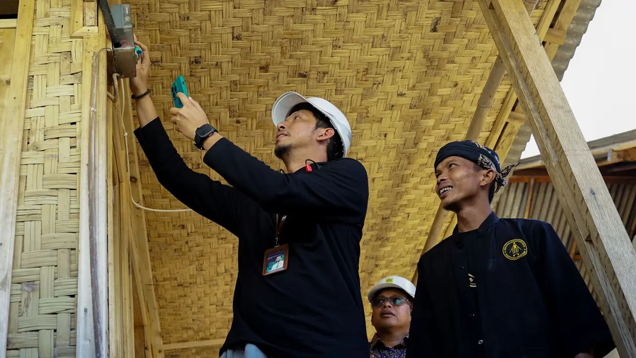 PT PLN memberikan sambung listrik gratis untuk Masyarakat Adat di Desa Sirnaresmi, Kecamatan Cisolok, Kabupaten Sukabumi. (Liputan6.com/ ist)
