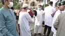 <p>Umat muslim bermaaf-maafan usai menunaikan sholat Idul Fitri 1443 Hijriah di kawasan Jatinegara, Jakarta Timur, Senin (2/5/2022). Setelah sempat ditiadakan selama dua tahun akibat pandemi Covid-19, Simpang Jatinegara kembali digunakan warga untuk menggelar salat Idul Fitri. (merdeka.com/Iqbal S. Nugroho)</p>