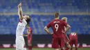 Bek Turki, Caglar Soyuncu (kiri) merayakan kemenangan 3-0 atas Norwegia usai berakhirnya laga Kualifikasi Piala Dunia 2022 Zona Eropa Grup G di La Rosaleda Stadium, Malaga, Sabtu (27/3/2021). (AFP/Jorge Guerrero)