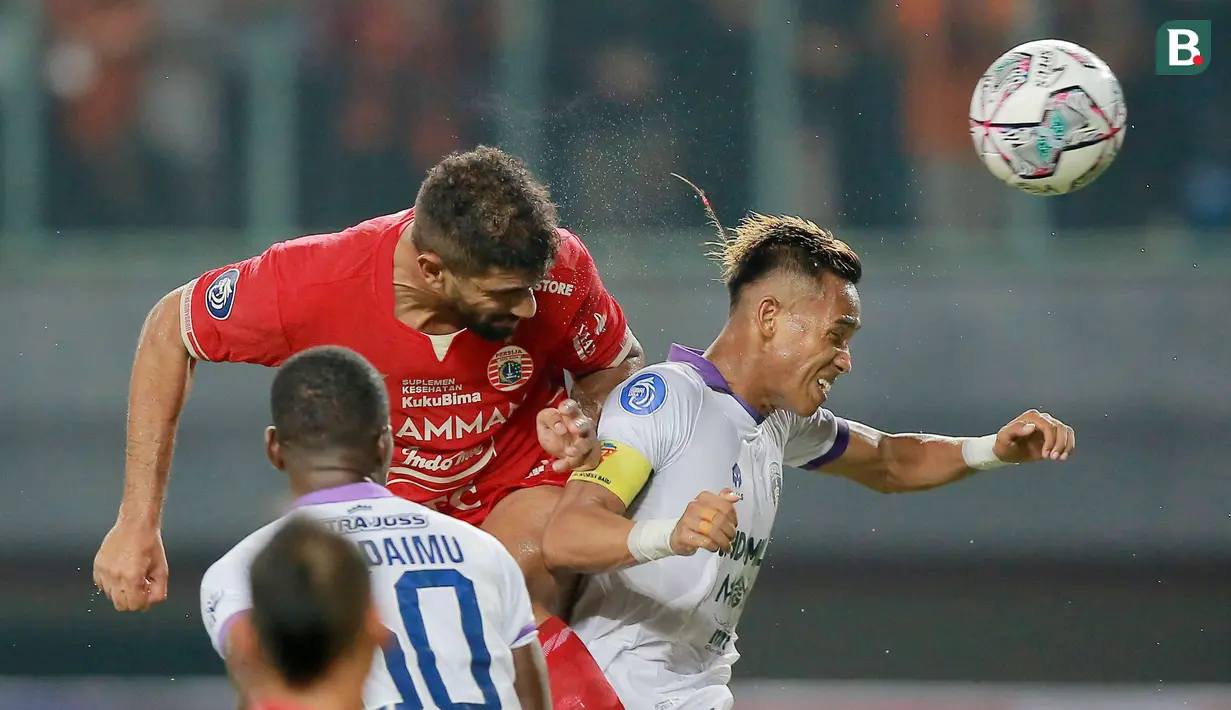 Pemain Persija Jakarta, Abdulla Yusuf Helal (kiri) duel udara dengan pemain Persita Tangerang, Muhammad Toha pada laga pekan keenam BRI Liga 1 2022/2023 di Stadion Patriot Candrabhaga, Bekasi, Rabu (24/8/2022). (Bola.com/M Iqbal Ichsan)
