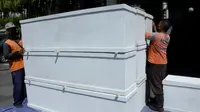 Pemkot Surabaya menyiapkan banyak peti mati untuk Covid-19. (Dian Kurniawan/Liputan6.com)
