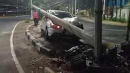 Mobil Hantam Tiang Listrik hingga Roboh, Korban Dibawa ke RS