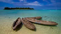 Kayak diikat di pantai Muri di Pulau Rarotonga, pulau terbesar di Cook Islands pada 30 Agustus 2012. (MARTY MELVILLE / AFP)