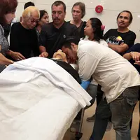 Isak tangis mewarnai rumah duka RS Dharmais Selasa (24/10). Kesedihan dari para pelawat yang hadir di rumah duka Benny Panjaitan. Pentolan grup band legendaris Panbers meninggal dunia dalam usia 70 tahun. (Deki Prayoga/Bintang.com)